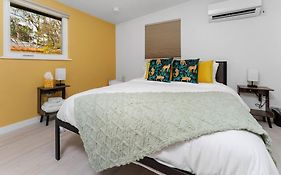 Smart Bungalow: 10-Min To Uf, Central Location